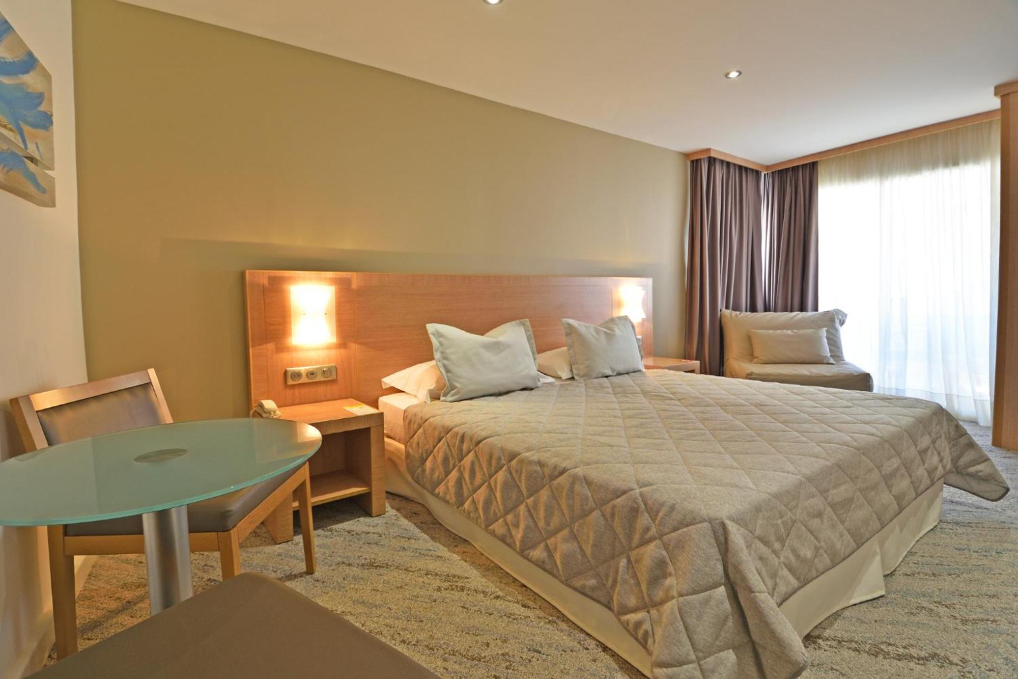 קאלבי Hotel Le Rocher מראה חיצוני תמונה