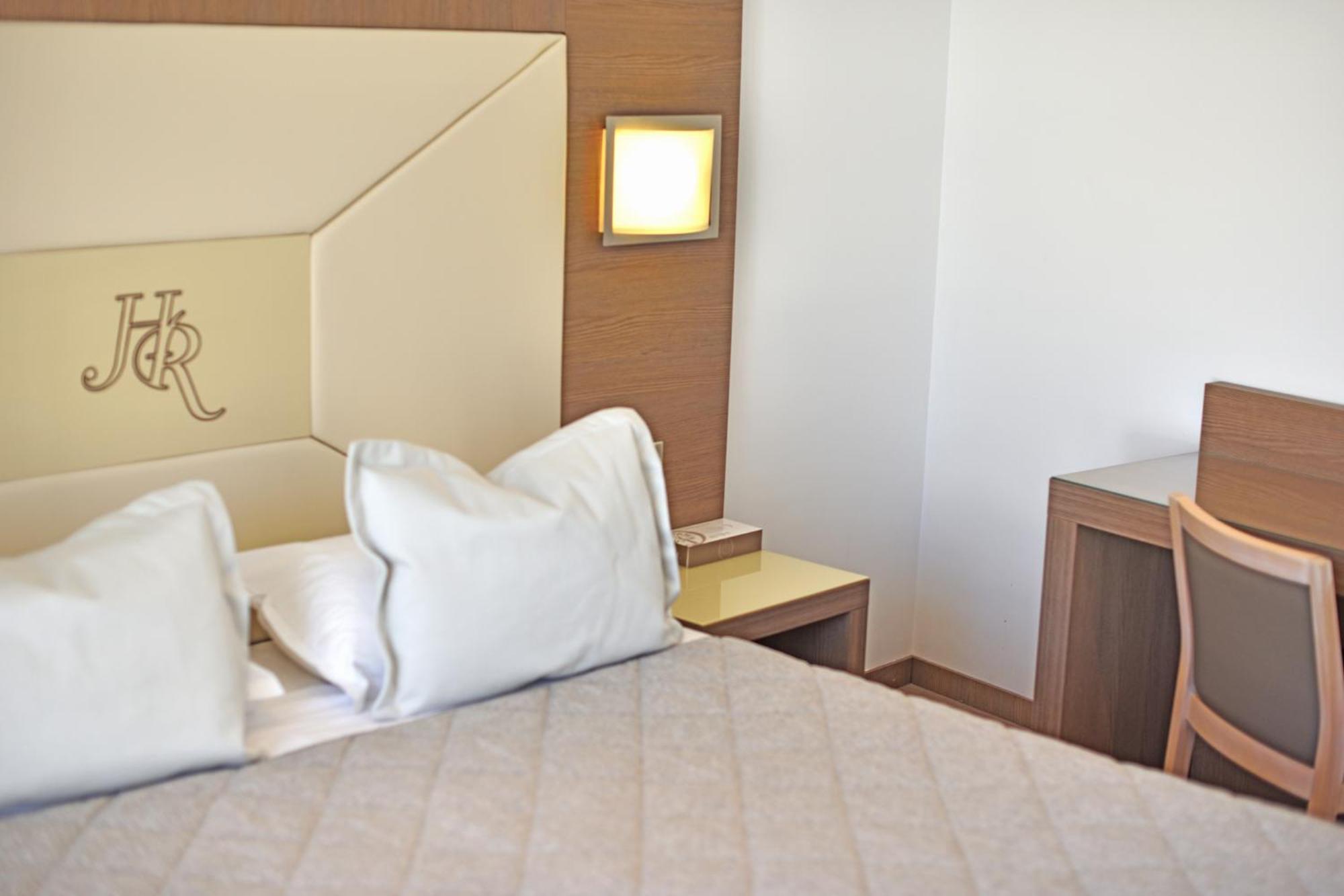 קאלבי Hotel Le Rocher מראה חיצוני תמונה