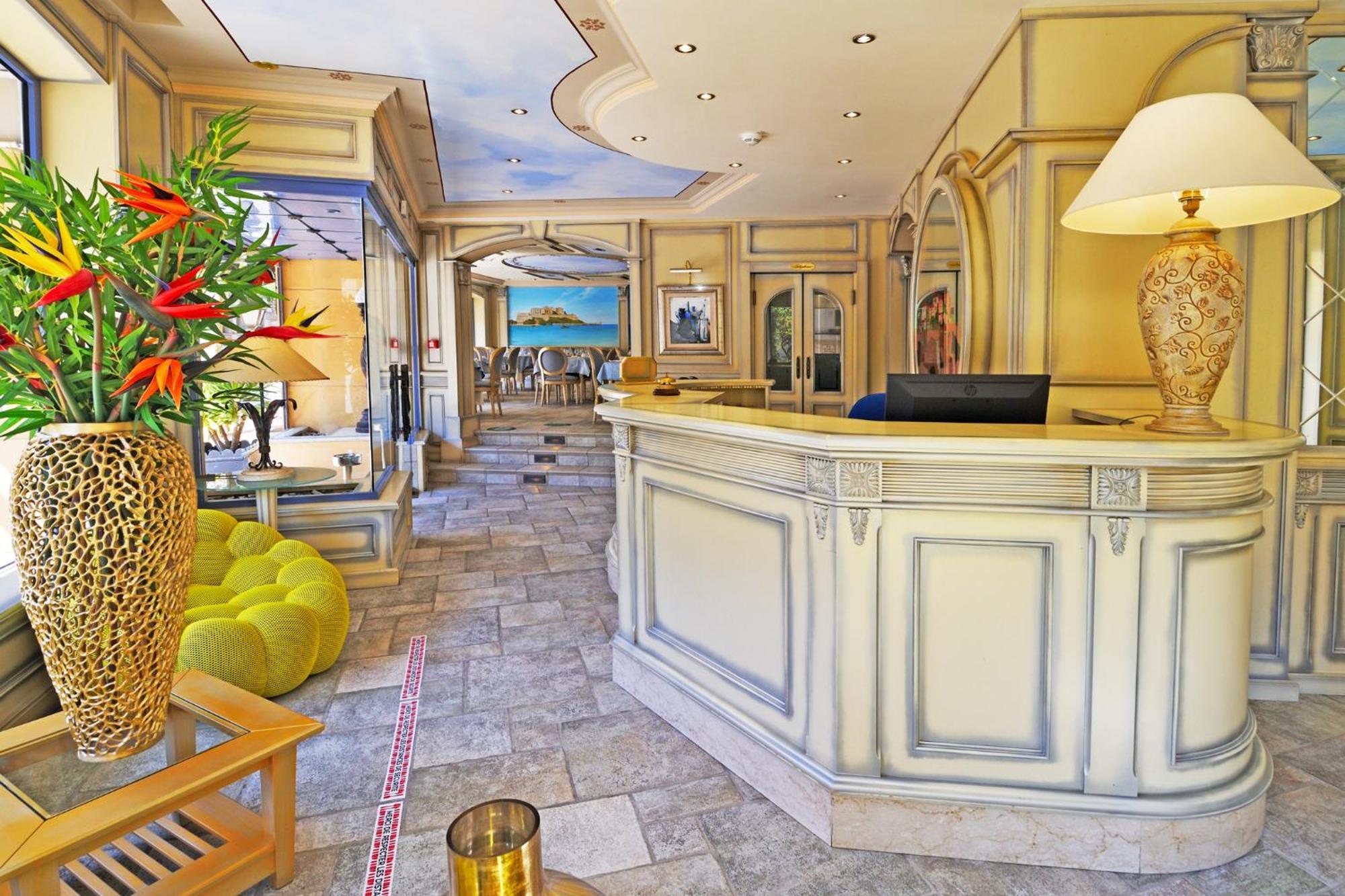 קאלבי Hotel Le Rocher מראה חיצוני תמונה