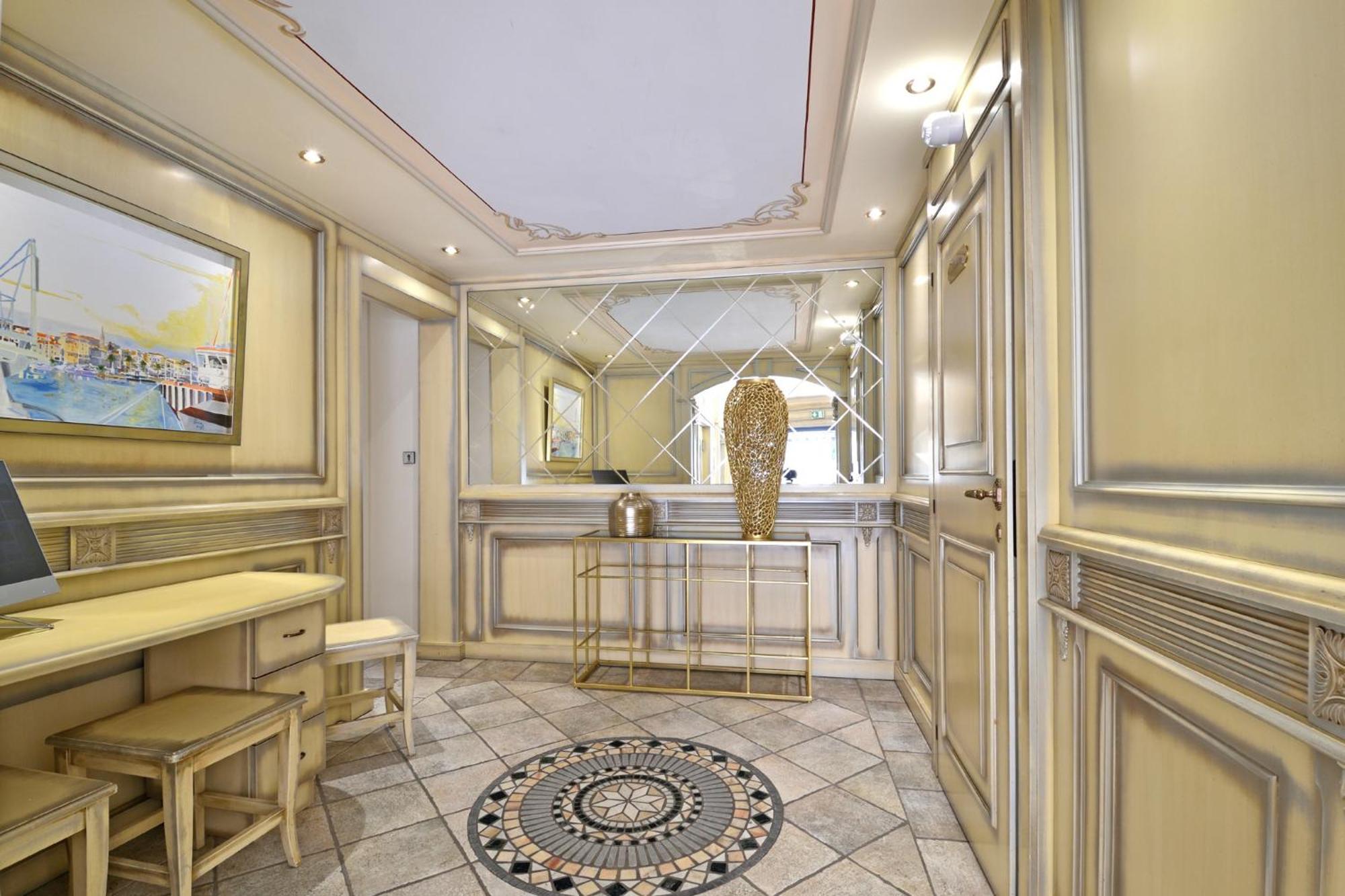 קאלבי Hotel Le Rocher מראה חיצוני תמונה