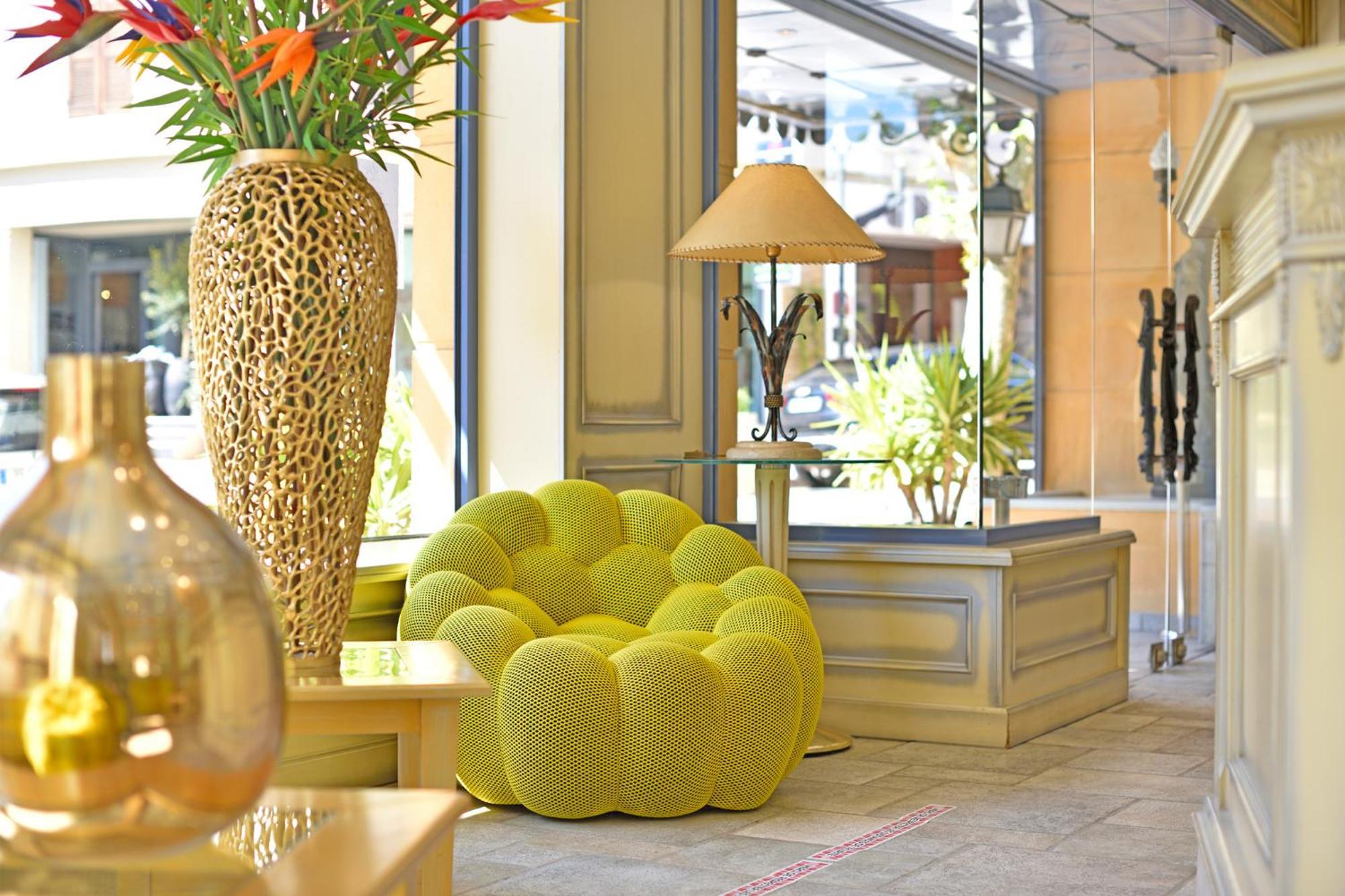 קאלבי Hotel Le Rocher מראה חיצוני תמונה