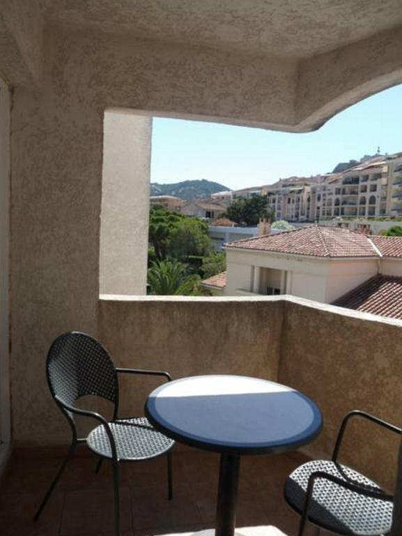קאלבי Hotel Le Rocher חדר תמונה