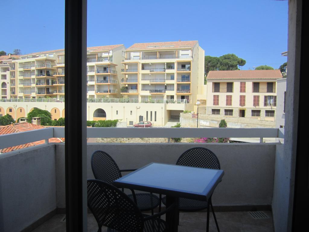 קאלבי Hotel Le Rocher חדר תמונה