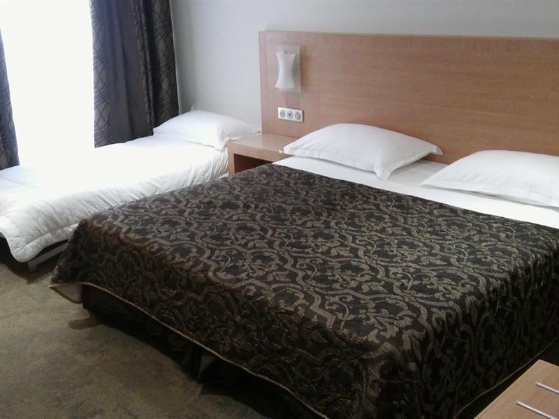 קאלבי Hotel Le Rocher מראה חיצוני תמונה